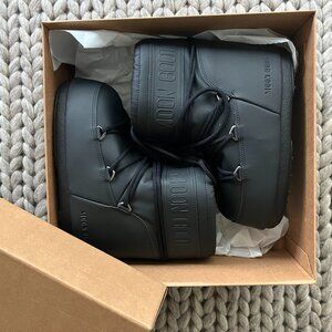 Black Icon NWT Moon Boots
